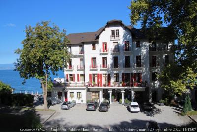 photographie “Le Jour ni l’Heure 8996 : Amphion, commune de Publier, Haute-Savoie — hôtel des Princes, mardi 20 septembre 2022, 11:43:07” par Renaud Camus — www.renaud-camus.net — Amphion, Publier, Haute-Savoie, hôtel des Princes, lac Léman, hôtel