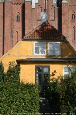 photographie “Le Jour ni l\'Heure 6128 : Roskilde, Seeland (Sjælland), Danemark, dimanche 30 août 2009, 17:04:44” par Renaud Camus — www.renaud-camus.net — cathedral, Absalon, évêque, bishop, rois, kings, kongs, monarchie, monarchy, Sjælland, Denmark, Danmark, gothique, gothic, maison, house, hus, huset, jaune, yellow, ogival