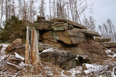 photographie “Le Jour ni l’Heure : Harzreise im Winter, Le Voyage d’hiver dans le Harz, pentes du Brocken, Saxe-Anhalt, Allemagne, vendredi 25 février 2022, 14:42:36” par Renaud Camus — www.renaud-camus.net — Harzreise im Winter, Le, Voyage, d’hiver, dans, le, Harz”, Goethe, Harz, Shiercke, Wernigerode, rocher, neige, Saxe-Anhalt, hiver, winter, Brocken