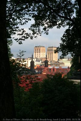 photographie “Le Jour ni l\'Heure 0157  : Stockholm vue de Brunkeberg, Observatorielunden, lundi 2 août 2010, 19:31:38” par Renaud Camus — www.renaud-camus.net — ville, town, cité, city, capitale, capital, Sweden, Sverige, Suède, tours, towers