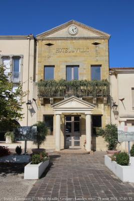 photographie “« Arrêtez le massacre ! » : Geaune, Landes, hôtel de ville, c. 1820-1840 (?) — joli petit bâtiment néo-classique ridiculisé par un affreux péristyle post-moderne, des fenêtres en PVC, une porte hideuse, etc, mercredi 21 août 2024, 17:16:32” par Renaud Camus — www.renaud-camus.net — « Arrêtez le massacre ! », sabotage, vandalisme, massacre, Geaune, mairie, hôtel de ville, néoclassicisme, néoclassique, post-moderne, PVC, bacs à sable, ciment, Tursan, Landes