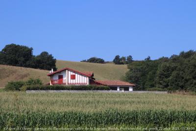 photographie “Le Jour ni l’Heure 0803 : paysage du Pays basque, vallée de la Joyeuse, entre Saint-Palais et Iholdy, Pyrénées-Atlantiques, jeudi 22 août 2024, 11:20:46” par Renaud Camus — www.renaud-camus.net — Pays basque, maison basque, maison, ferme, style basque, Saint-Palais, Iholdy, Joyeuse, vallée de la Joyeuse, Pyrénées-Atlantiques