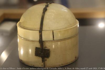 photographie “Le Jour ni l’Heure 2423 : boîte d’ivoire, ateliers islamiques de Grenade, XIVe s., trésor de l’abbaye de Santo Domingo de Silos, prov. de Burgos, Vieille-Castille, Espagne, mardi 27 août 2024, 17:09:36” par Renaud Camus — www.renaud-camus.net — boîte, boîte d’ivoire, ivory, bote de marfil, marfil, art islamique, Grenade, Granada, Santo Domingo de Silos, trésor, Burgos, provincia de Burgos, Castille, Vieille-Castille, Castilla y Leon, Castilla, Espagne, Espana, Spain, islam