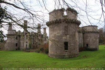 photographie “Le Jour ni l’Heure 8903 : château de Kergournadéac’h, ou Kergornadéac, c. 1630, Cléder, dans le Léon, Finistère, Bretagne, lundi 30 décembre 2024, 16:21:32” par Renaud Camus — www.renaud-camus.net — Kergournadéac’h, Kergornadéac, Cléder, château, château de Kergournadéac’h, Léon, Finistère, château de Bretagne, France