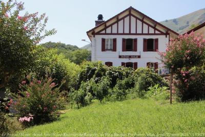 photographie “Le nJour ni l’Heure 0842 : hôtel Arce, Saint-Étienne-de-Baïgorry, au Pays basque, Pyrénées-Atlantiques, jeudi 22 août 2024, 14:15:23” par Renaud Camus — www.renaud-camus.net — Arce, hôtel Arce, Saint-Étienne-de-Baïgorry, Pays basque, basque, Pyrénées-Atlantiques, hôtel