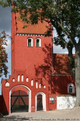 photographie “Le Jour ni l\'Heure 6065 : église de Gershøj, XIIe-XVIe s., sur le fjord de Roskilde, Danemark, dimanche 30 août 2009, 15:07:16” par Renaud Camus — www.renaud-camus.net — kirke, church, sankt Laurentii, sankt Lars, Selsø, Denmark, Danmark