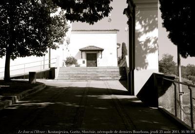 photographie “Le Jour ni l\'Heure 3609 : couvent de Kostanjevica, nécropole des derniers Bourbons, à Goritz, auj. Nova Gorica, en Slovénie, jeudi 25 août 2011, 16:30:16” par Renaud Camus — www.renaud-camus.net — couvent, convent, Slovenia, tombeaux, graves, tombe, panthéon, sépulture, Charles X, Henri V, légitimisme, legitimism, royalisme, royalism, royauté, monarchie, monarchiste, Görz, Gorizia