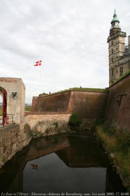 photographie “Le Jour ni l\'Heure 3630 : Elseneur (Helsingør, Elsinor), château de Kronborg, dét., construit de 1574 à 1577 pour Frédéric II par Hans Van Paschen et Antonius Van Opberger et restauré au XVIIe par Christian IV, samedi 1 août 2009, 17:46:08” par Renaud Camus — www.renaud-camus.net — castle, castello, castillo, burg, schloss, palais, palace, royal, tour tower, Hamlet, Shakespeare, Øresund, Denmark, Danmark, Danemark