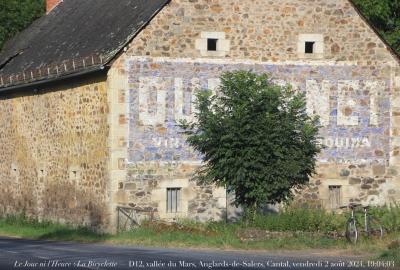 photographie “Le Jour ni l’Heure 0028 : La Bicyclette — D12, vallée du Mars, Anglards de Salers, Cantal, Haute-Auvergne, vendredi 2 août 2024: 19:04:03” par Renaud Camus — www.renaud-camus.net — Dubonnet, Dubo-dubon-dubonnet, bicyclette, La Bicyclette, Anglards-de-Salers, Cantal, Auvergne, grange, étable, vallée du Mars, Mars