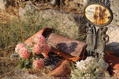 photographie “Le Jour ni l’Heure 1302 : Étude pour les roses — cimetière de Lara de Los Infantes, province de Burgos, Vieille-Castille, Espagne, vendredi 23 août 2024, 19:56:34” par Renaud Camus — www.renaud-camus.net — Lara de Los Infantes, Lara, Les Infants de Lara, cimetière, cementerio, Étude pour les roses, Burgos, tombe, sépulture, province de Burgos, provincia de Burgos, Vieille-Castille, Castille, Castilla y Leon, Castilla, Espagne, Espana, Espanha, Spain