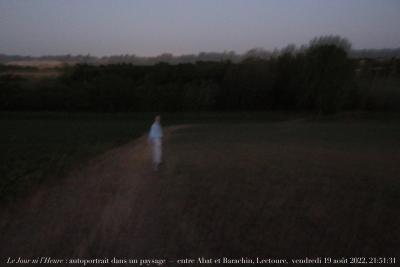 photographie “Le Jour ni l‘Heure 7879 : autoportrait dans un paysage — entre Abat et Barachin, Lectoure, Gers, vendredi 19 août 2022, 21:51:31” par Renaud Camus — www.renaud-camus.net — autoportrait, selfportrait, autoritratto, selbstbildnis, Lectoure, Abat, Barachin, soir, nuit, été, Autoportrait dans un paysage, Gers, Gascogne, 19, août, 2024”