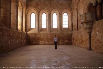 photographie “Le Jour ni l’Heure 2046 : P. dans le réfectoire cistercien de Santa Maria de Huerta, XIIe s., prov. de Soria, Vieille-Castille, Espagne, lundi 26 août 2024, 17:00:16” par Renaud Camus — www.renaud-camus.net — Santa Maria de Huerta, cistercien, abbaye, monastère, monasterio, abbaya, Castille, Vieille-Castille, Soria, province de Soria, Espagne, réfectoire