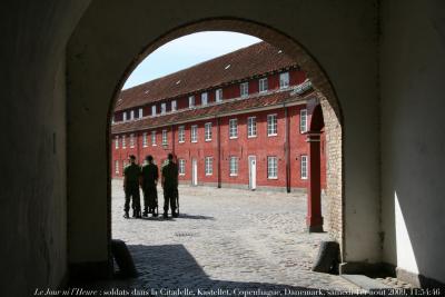 photographie “Le Jour ni l\'Heure 3575 : soldats dans la Citadelle (Kastellet), Copenhague, Danemark, samedi 1er août 2009, 11:54:46” par Renaud Camus — www.renaud-camus.net — soldiers, recrues, militaires, military, barracks, caserne, fort, forteresse, Copenhagen, Kobenhavn, Denmark, Danmark