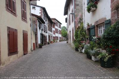 photographie “Le Jour ni l’Heure 2755 : rue de la Citadelle à Saint-Jean-Pied-de-Port, au Pays basque, Basse-Navarre, Pyrénées-Atlantiques, mercredi 28 août 2024, 19: 23:08” par Renaud Camus — www.renaud-camus.net — Saint-Jean-Pied-de-Port, rue de la Citadelle, rue, rue à Saint-Jean-Pied-de-Port, Pays basque, Basse-Navarre, Pyrénées-Atlantiques