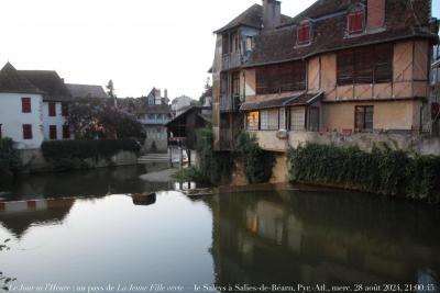 photographie “Le Jour ni l’Heure 2784 : au pays de La Jeune Fille verte — le Saleys à Salies-de-Béarn, Pyrénées-Atlantiques, mercredi 28 août 2024, 21:00:45” par Renaud Camus — www.renaud-camus.net — Salies-de-Béarn, Saleys, le Saleys, Au pays de La Jeune Fille verte, Béarn, Toulet, Paul-Jean Toulet, Renaud Camus