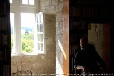 photographie “Le Jour ni l’Heure 9824 : autoportrait à contre-jour, Plieux, bibliothèque, samedi 28 septembre 2013, 13:52:38” par Renaud Camus — www.renaud-camus.net — selfportrait, autoritratto, library, fenêtre, window