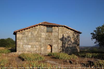 photographie “Le Jour ni l’Heure 1273 : ermitage wisigoth Sante Maria de Quintanilla de Las Vines, VIIe s., Mambrillas de Lara, Vieille-Castille, vendredi 23 août 2024, 19:35:55” par Renaud Camus — www.renaud-camus.net — ermita, ermitage, wisigoth, wisigothique, ermitage wisigothique, Santa Maria, Quintanilla de Las Vinas, Mambrillas de Lara, Lara, Burgos, province de Burgos, Castille, Vieille-Castille, Castilla-y-Leon, Espagne, Espanha, préroman, preromanico, preromanesco