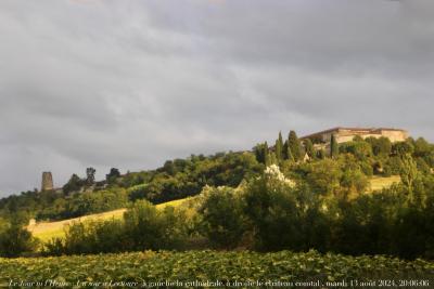 photographie “Le Jour ni l’Heure 0638 : Un soir à Lectoure (à gauche la tour de la cathédrale Saint-Gervais-Saint-Protais, à droite les vestiges du château des comtes d’Armagnac), mardi 13 août 2024, 20:06:06” par Renaud Camus — www.renaud-camus.net — Lectoure, vue, cathédrale, château comtal, Saint-Gervais-Saint-Protais, Un soir à Lectoure, soir d’été, Gers, Lomagne, En Lomagne, Gasconne, 13 août 2014