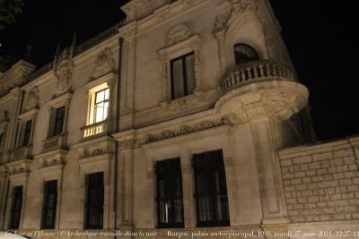 photographie “Le Jour ni l’Heure 2628 : L’Archevêque travaille dans la nuit — Burgos, palais archiépiscopal, 1916, Francisco Javier de Luque y Lopez, 1871-1941, et Julian Apraiz Arias, 1876-1962, arch., mardi 27 août 2024, 22:27:11” par Renaud Camus — www.renaud-camus.net — Burgos, palais archiépiscopal, palacio arzobispal, 1916, Francisco Javier de Luque y Lopez, Javier de Luque, Julian Aprais Arias, Julian Aprais, architectes, arquitectos, archevêque, arzobispo, L’Archevêque travaille dans la nuit, Castille, Castilla y Leon, Vieille-Castille, Espagne, Espanha, Spain