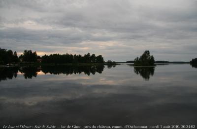 photographie “Le Jour ni l\'Heure 0072 : Soir de Suède — lac de Gimo, près du château de Gimo, commune d\'Östahammar, Uppland, mardi 3 août 2010, 20:24:02” par Renaud Camus — www.renaud-camus.net — lake, étang, Sverige, Sweden, evening, crépuscule