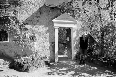 photographie “Le Jour ni l’Heure 8822 : Oskar Freysinger à l’ermitage de Longeborgne, Bramois, Sion, Valais, dimanche 18 septembre 2022, 16:05:52” par Renaud Camus — www.renaud-camus.net — Freysinger, Oskar Freysinger, Longeborgne, ermitage de Longeborgne, Bramois, Sion, Valais, Suisse