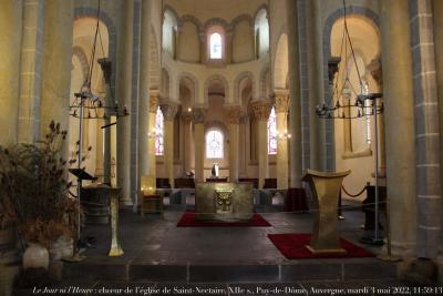 photographie “Le Jour ni l’Heure 4415 : chœur de l’église de Saint-Nectaire, XIIe s., Puy-de-Dôme, Auvergne, mardi 3 mai 2022, 11:59:13” par Renaud Camus — www.renaud-camus.net — Saint-Nectaire, Auvergne romane, architecture romane, église, art roman, romane, Puy-de-Dôme, chœur