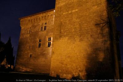 photographie “Le Jour ni l\'Heure 9529 : En Lomagne — la pleine lune à Plieux, Gers, Gascogne, Midi-Pyrénées, France, samedi 21 septembre 2013, 22:29:33” par Renaud Camus — www.renaud-camus.net — architecture, castle, castello, castillo, burg, schloss, Moyen Âge, Middle Ages, Gascony