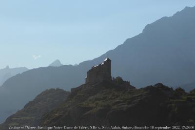 photographie “Le Jour ni l’Heure 8846 : basilique Notre-Dame de Valère, XIIe, Sion, Valais, dimanche 18 septembre 2022, 17:28:00” par Renaud Camus — www.renaud-camus.net — Sion, Valère, Notre-Dame de Valère, basilique, Bramois, Valais, Suisse