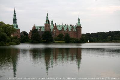 photographie “Le Jour ni l\'Heure 3680 : château royal de Frederiksborg, 1599-1622, Hillerød, Seeland, Danemark, samedi 1er août 2009, 20:06:42” par Renaud Camus — www.renaud-camus.net — castle, burg, schloss, slot, kong, king, castello, castillo, Christian IV, Renaissance, Denmark, Danmark, réflection, lac, lake, douves, moat