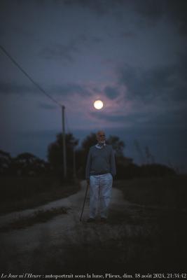 photographie “Le Jour ni l’Heure 18082024QV17 : autoportrait sous la lune, Plieux, chemin de La Rouquette, dimanche 18 août 2024, 21:34:42” par Renaud Camus — www.renaud-camus.net — autoportrait, selfportrait, autoritratto, selbstbildnis, Plieux, chemin de la Rouquette, lune, autoportrait sous la lune, Quentin Verwaerde