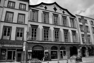 photographie “Le Jour ni l’Heure 4881 : Belle maison, c. 1840 (?), à Riom, Puy-de-Dôme, Auvergne, samedi 7 mai 2022, 13:35:54” par Renaud Camus — www.renaud-camus.net