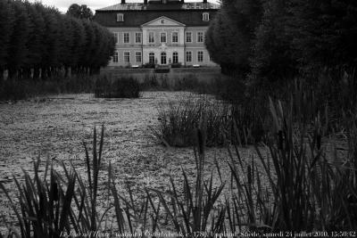 photographie “Le Jour ni l\'Heure 8705NB : château en Suède — manoir d\'Österbybruk, c. 1780,  Uppland, samedi 24 juillet 2010, 15:50:42” par Renaud Camus — www.renaud-camus.net — demeures de l'esprit, painter, peinture, painting, animalier, dwellings of the mind, maisons d'artistes, artist's houses