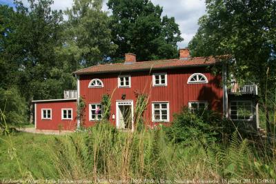 photographie “Le Jour ni l\'Heure 8044 : Lilla Björka, maison de l\'écrivain Elin Wägner, 1882-1949, à Berg, village de la commune de Växjö, Kronoberg, Småland, Suède, dimanche 18 juillet 2010, 15:08:01” par Renaud Camus — www.renaud-camus.net — house, maisons d'écrivain, writer's houses, demeures de l'esprit, writer, romancier, romancière, novellist, essayiste, essayist, féministe, feminist, féminisme, feminism, littérature, literature, Sweden, Sverige