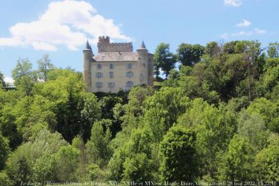 photographie “Le Jour ni l‘Heure 5765 : château de Torsiac, XIVe, XVIIe et XIXe s., Haute-Loire, Velay, samedi 28 mai 2022, 13:25:16” par Renaud Camus — www.renaud-camus.net — Torsiac, château de Torsiac, Haute-Loire, château, Velay, Auvergne