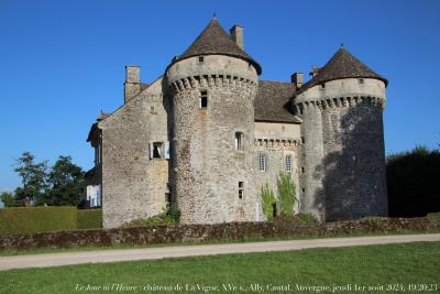 photographie “Le Jour ni l’Heure 9848 : château de La Vigne, ou de La Vigne-Scorailles, XVe s., Ally, Cantal, Auvergne, jeudi 1er août 2024, 19:20:23” par Renaud Camus — www.renaud-camus.net — La Vigne, château de La Vigne, château de La Vigne-Scorailles, Ally, Escorailles, Cantal, Auvergne, châteaux d‘Auvergne, du Fayet de La Tour