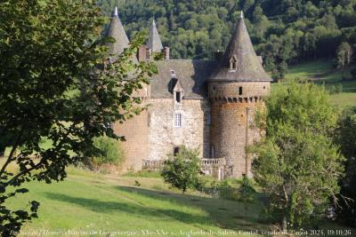 photographie “Le Jour ni l’Heure 0032 : château de Longevergne, jadis Longuevergne, XIIIe-XVe s.-1905 (Bobin, arch.), Anglards-de-Salers, Cantal, Auvergne, vendredi 2 août 2024, 19:10:26” par Renaud Camus — www.renaud-camus.net — Longevergne, Longuevergne, Anglards-de-Salers, château, château de Longevergne, Cantal, Auvergne, Haute-Auvergne, Bobin, architecte