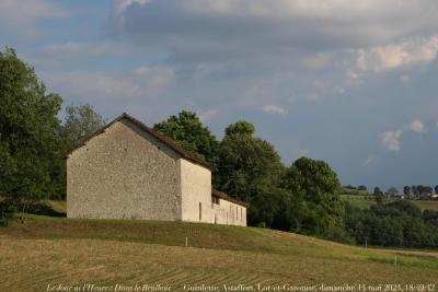 photographie “Le Jour ni l’Heure 6437 : Dans le Brulhois — Guinlette, Astaffort, Lot-et-Garonne, Agenais, dimanche 14 mai 2023, 18:49:42” par Renaud Camus — www.renaud-camus.net — Guinlette, Roques, moulin de Roques, ferme, Astaffort, Lot-et-Garonne, Brulhois, Agenais, Monopoly