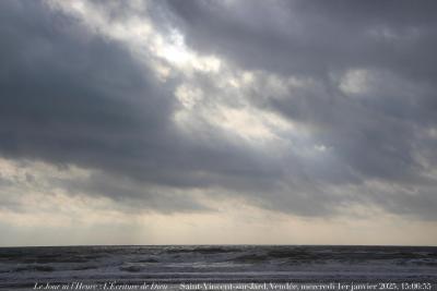 photographie “Le Jour ni l’Heure 9587 : L’Écriture de Dieu — Saint-Vincent-sur-Jard, Vendée, Bas-Poitou, mercredi 1er janvier 2025, 15:06:55” par Renaud Camus — www.renaud-camus.net — ciel, mer, Saint-Vincent-sur-Jard, Vendée, Poitou, Bas-Poitou