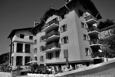 photographie “Le Jour ni l’Heure 8943 : Grand Hôtel de La Sage, 1906, La Sage, Évolène, Valais, Suisse, lundi 19 septembre 2022, 15:05:25” par Renaud Camus — www.renaud-camus.net — La Sage, Évolène, hôtel de La Sage, Grand Hôtel de La Sage, hôtel, Valais, Suisse, Alpes