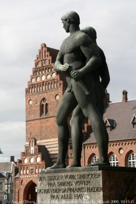 photographie “Le Jour ni l\'Heure 5976 : le roi Roar et son frère Helge, 1939, par Johan Galster, 1910-1997, devant l\'hôtel de ville de Roskilde (Rådhus, 1883, par O. Momme), dimanche 30 août 2009, 10:43:45” par Renaud Camus — www.renaud-camus.net — sculpture, brothers, kong, king, jeunes hommes, young men, garçons, boys, nus, naked, Danmark, Denmark, sculpteur, sculptor