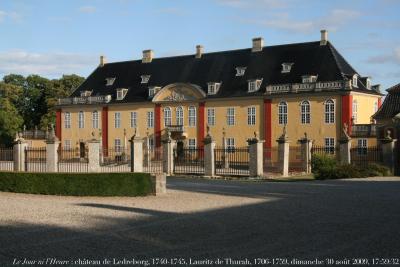 photographie “Le Jour ni l\'Heure 6155 : château de Ledreborg, 1740-1745, œuvre de Lauritz de Thurah, 1706-1759, près de Lejre, au sud de Roskilde, Seeland (Sjælland), Danemark, dimanche 30 août 2009, 17:59:32” par Renaud Camus — www.renaud-camus.net — castle, castello, castillo, slot, schloss, burg, baroque, XVIII, XVIIIe siècle, XVIIIth century, Siècle des Lumières, Age of Reason, Christian VI, Denmark, Danmark