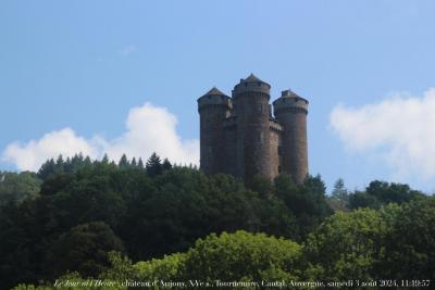 photographie “Le Jour ni l’Heure 0074 : château d‘Anjony, XVe s., Tournemire, Cantal, Auvergne, samedi 3 août 2024, 11:19:57” par Renaud Camus — www.renaud-camus.net — Anjony, château d’Anjony, château, Tournemire, Cantal, Auvergne, tour, forteresse