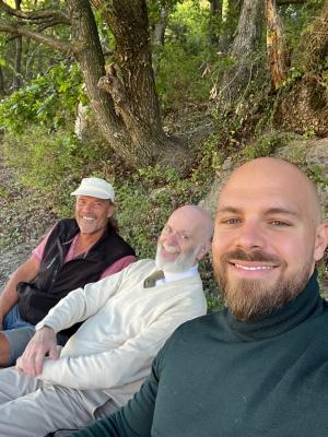 photographie “Le Jour ni l’Heure 7683 : avec Oskar Freysinger et Xavier sur le bisse du bas, Ormône, Savièse, Valais, Suisse, dimanche 18 septembre 2022, 17:47:32” par Renaud Camus — www.renaud-camus.net — Savièse, Freysinger, Oskar Freysinger, Valais, Haltérophilo, Xavier, Bisse