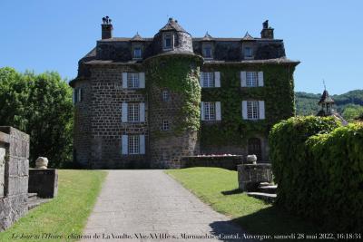 photographie “Le Jour ni l’Heure 5791 : château de La Voulte, XVe-XVIIIe s., Marmanhac, Cantal, Auvergne, samedi 28 mai 2022, 16:18:34” par Renaud Camus — www.renaud-camus.net — La Voulte, château de La Voulte, Marmanhac, Cantal, Auvergne, château d'Auvergne