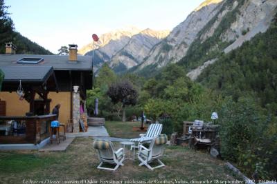 photographie “Le Jour ni l’Heure 8890 : mayen d’Oskar Freysinger au-dessus de Conthey, Valais, Suisse, dimanche 18 septembre 2022, 19:08:43” par Renaud Camus — www.renaud-camus.net — mayen, Conthey, bisse, Freysinger, Oskar Freysinger, chalet, Valais