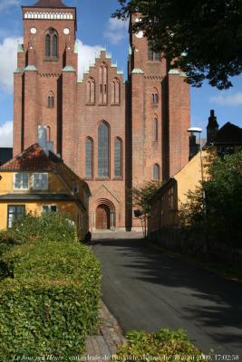 photographie “Le Jour ni l\'Heure 6121 : cathédrale de Roskilde, Seeland (Sjælland), Danemark, dimanche 30 août 2009, 17:02:58” par Renaud Camus — www.renaud-camus.net — cathedral, Absalon, évêque, bishop, rois, kings, kongs, monarchie, monarchy, Sjælland, Denmark, Danmark