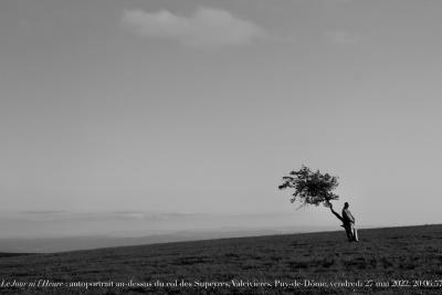 photographie “Le Jour ni l’Heure 5715 : autoportrait au-dessus du col des Supeyres, Valcivières, Puy-de-Dôme, Auvergne, vendredi 27 mai 2022, 20:06:57” par Renaud Camus — www.renaud-camus.net — autoportrait, Valcivières, col des Supeyres, Pierre-sur-Haute, Puy-de-Dôme, Auvergne, selfportrait, autoritratto, Ambert, Forez, monts du Forez