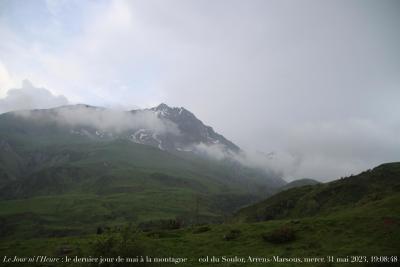 photographie “Le Jour ni l’Heure 6742 : le dernier jour de mai à la montagne — col du Soulor, Arrens-Marsous, mercredi 31 mai 2023, 19:08:48” par Renaud Camus — www.renaud-camus.net — Pyrénées, col du Soulor, Arrens-Marsous, Arbéost, Hautes-Pyrénées, montagne