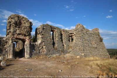 photographie “Le Jour ni l’Heure 1491 : ruines du palais-forteresse, 1563-1570, de Juan Manrique de Lara, 1507-1570, vice-roi de Naples, à San Leonardo de Yagüe, province de Soria, Vieille-Castille, Espagne, samedi 24 août 2024, 19:31:49” par Renaud Camus — www.renaud-camus.net — San Leonardo de Yagüe, castillo de San Leonardo de Yagüe, castillo, Juan Manrique de Lara, Lara, castillo de Juan Manrique de Lara, Juan Yagüe, el carnicero de Badajoz, ruines, forteresse, château, Soria, province de Soria, provincia di Soria, Castille, Vieille-Castille, Castilla y Leon, Espagne, Spain, Espanha, castillo-palacio, châteaux en Espagne