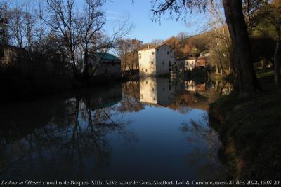 photographie “Le Jour ni l’Heure 1708 : moulin de Roques, XIIIe-XIVe s., sur le Gers en aval d\'Astaffort, en Agenais, Lot-et-Garonne, mercredi 21 décembre 2022, 16:07:20” par Renaud Camus — www.renaud-camus.net — Moulin de Roques, Astaffort, Lot-et-Garonne, Roques, Gers, moulin, moulin fortifé, Agenais, En Agenais